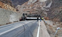 Gümüşhane’de boru yüklü tır duvara çarptı: 1 ağır yaralı