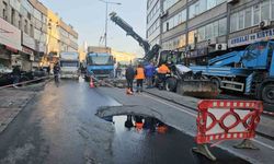 Güngören’de çöken yolda sıkışan kamyon kurtarıldı