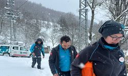 Kar sebebiyle yolu kapanan köydeki hasta için seferber oldular