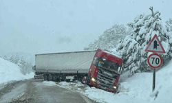 Kayan tır yolu kapattı