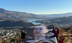 MHP Tunceli’de dev posterle Atatürk’ü andı