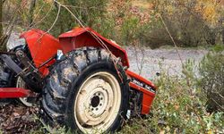 Sakarya’da ehliyetsiz sürücünün kontrolünden çıkan traktör devrildi: 1 ölü, 3 yaralı