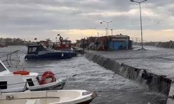 Şiddetli lodos nedeniyle İstanbul’da deniz taştı, tekneler zarar gördü