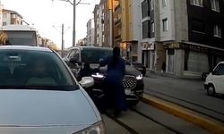 Tramvay yolundan ilerleyen cip az kalsın anneyle çocuğuna çarpıyordu