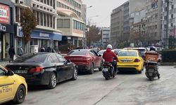 Yıkım için cadde kapatılınca kent trafiğini kilitlendi