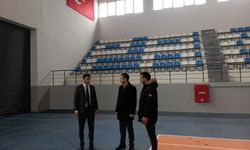 Başkan Akın Kapalı Spor Salonu'nda incelemelerde bulundu