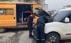 Bursa'da park halindeki aracın motor bölümüne sıkışan kedi kurtarıldı