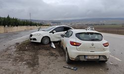 Bursa'nın İnegöl ilçesinde 2 otomobilin çarpışması sonucu 4 kişi yaralandı