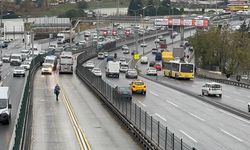 Fırlayan rögar kapağının kapısını kırdığı metrobüsten düşen yolcu yaralandı