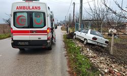 İnegöl'de elektrik direğine çarpan otomobildeki 2 kişi yaralandı