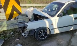 Orhangazi'de bariyere çarpan otomobildeki 2 kişi yaralandı