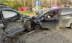 Orhangazi'de trafik kazasında iki otomobilin sürücüleri yaralandı