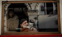 Sahibinin omzunda taşıyarak gezdirdiği kedi adeta İstanbul'un seyyahı oldu