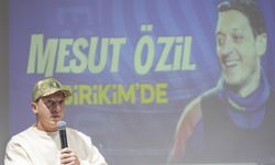 Seçim vaadini yerine getiren minik başkan, Mesut Özil'i öğrencilerle buluşturdu