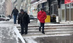 Erzincan’da vatandaşın buz ile imtihanı gülümsetti