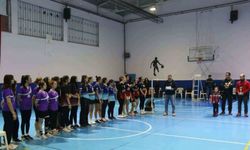 Kütahya’da ’Kız Öğrenciler Arası Badminton Turnuvası’nda şampiyonlar ödüllerini aldı