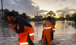 Manavgat’taki su baskınlarında mahsur kalan vatandaşlar botla kurtarıldı