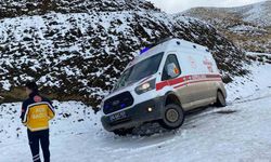 Siirt’te karda mahsur kalan ambulans, İl Özel İdaresi ekiplerince kurtarıldı