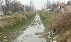 Yeşiltepe’te kanal çöplükten geçilmiyor