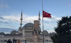 Milli yas ilanının ardından İstanbul'da bayraklar yarıya indirildi