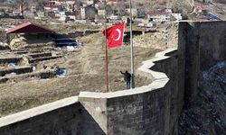 Bitlis Kalesi’nde bayrak yarıya indirildi