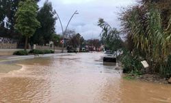 Datça’da sağanak yağış etkili oldu, karayolu göle döndü