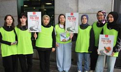 Öğrenciler trafik polisi oldu, yolcu ve sürücüleri uyardı