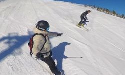 Snowboardcu ile kayakçı kozlarını Zigana Dağı’nda paylaştı