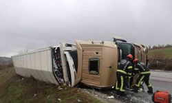 Yağış nedeniyle kontrolden çıkan tır devrildi; 1 yaralı