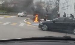 Motosiklet alev aldı, kurye son anda kurtuldu