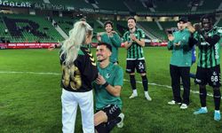 Sahada sürpriz evlilik teklifi!