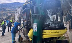 Bursa'da aydınlatma direğine çarpan halk otobüsündeki 8 kişi yaralandı