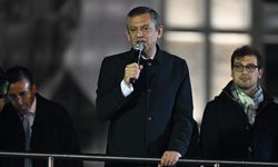 CHP Genel Başkanı Özel, İBB binası önünde toplananlara hitap etti: