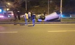 Mudanya'da refüje devrilen otomobildeki 2 kişi yaralandı