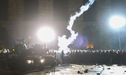 Saraçhane'de izinsiz gösteri yaparak polise saldıran gruba müdahale edildi
