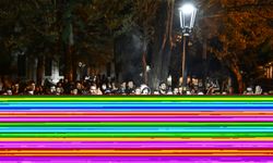 Şehzadebaşı Camisi'nde toplanan kalabalık caminin tahribatına karşı nöbet tuttu