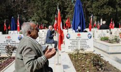 Adana’da şehit aileleri evlatlarının kabirleri başında dua ederek karanfil bıraktı