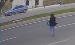 Adana’da yolda telefona bakan genç kız otomobilin çarpmasıyla ağır yaralandı