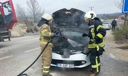 Alev alan otomobilin yardımına itfaiye ekipleri yetişti