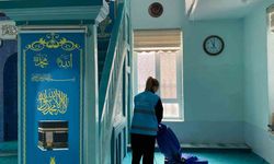 Babaeski’de gönüllü üniversiteliler cami temizliği yaptı