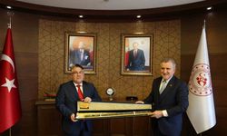 Bakan Bak, Rektör Özölçer’i makamında kabul etti
