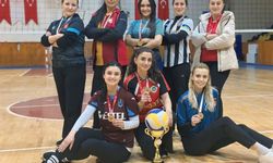 Bayburt’un kadın polisleri voleybol turnuvasında birinci oldu