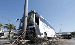 Direksiyonu kilitlenen yolcu otobüsü direğe çaptı: 1 yaralı