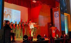 Edirne’de lise öğrencilerinin zafer gösterisi ilgiyle izlendi