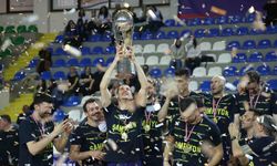 Erkekler Kupa Voley’de şampiyon olan Fenerbahçe kupasını aldı