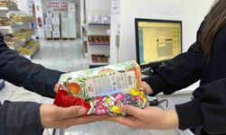 Halk Market’e alışverişe gelen vatandaşlara bayram şekeri ve kolonya ikramı