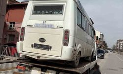 İkiz plaka ile trafikten men edilmiş araçla yolcu taşıyan dolmuşa polis ‘dur’ dedi