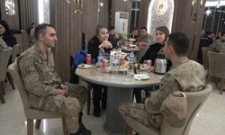 Mehmetçik ve Emniyet güçleri, sınırın sıfır noktasında iftarda buluştu