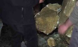 Yüksekova-Van Karayolu’na düşen kaya parçaları yürekleri ağza getirdi