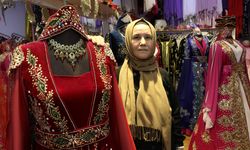 Çanakkaleli Fatma usta, kına gecelerinin vazgeçilmezi bindallılara geleneksel desenleri nakşediyor